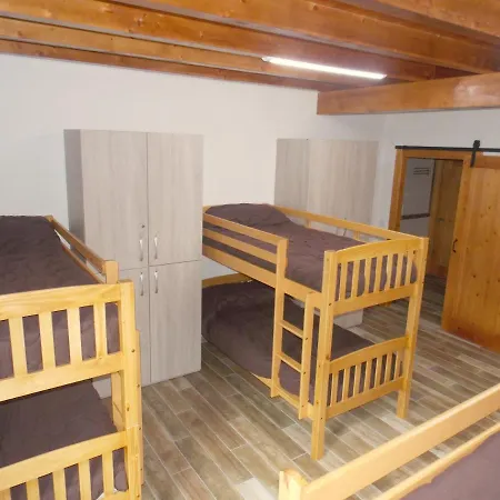 La Cala بيت شباب *